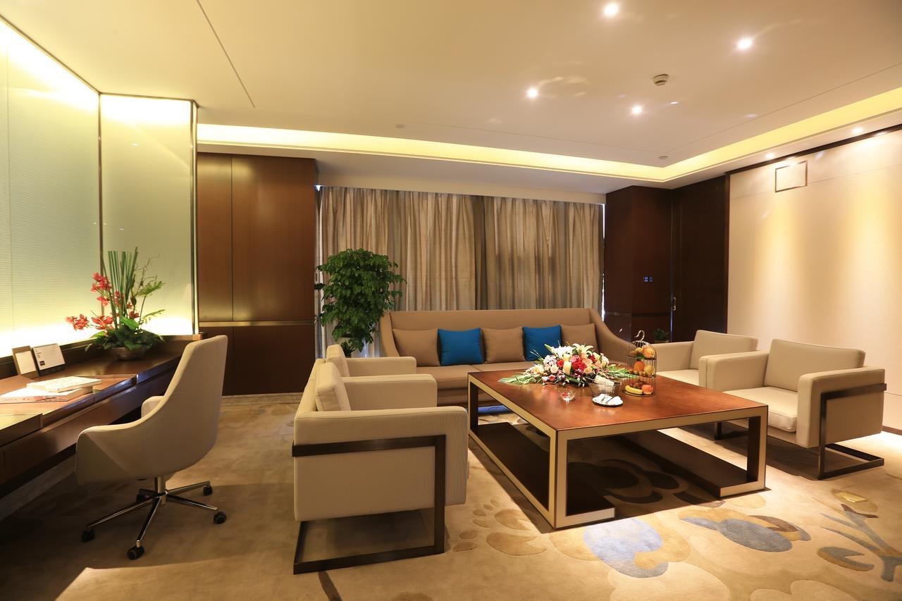 Howard Johnson Xiangyu Plaza Linyi Лини Екстериор снимка