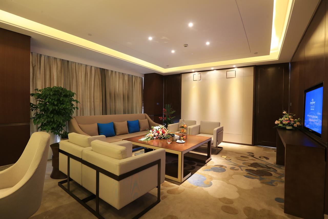 Howard Johnson Xiangyu Plaza Linyi Лини Екстериор снимка