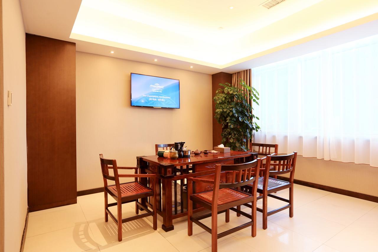 Howard Johnson Xiangyu Plaza Linyi Лини Екстериор снимка